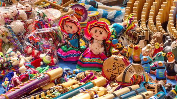 市場での人形とお土産 - オタバロ ストックフォトと画像