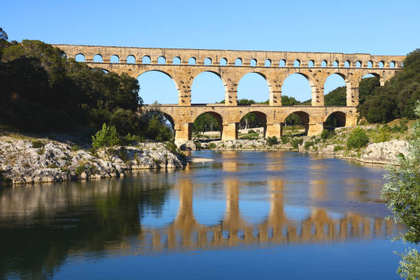 pont du gard, um aqueduto romano antigo em france - aqueduct roman ancient rome pont du gard - fotografias e filmes do acervo