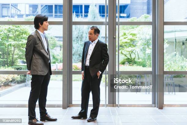 日本のビジネスマン2人が仕事で議論