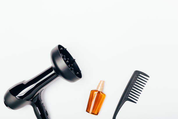 sèche-cheveux avec buse diffuseur, bouteille d'huile nourrissante - brushing teeth photos et images de collection