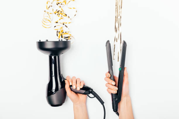 女性の手を保持するヘアドライヤー - frizzy human hair hairdresser hair dryer ストックフォトと画像