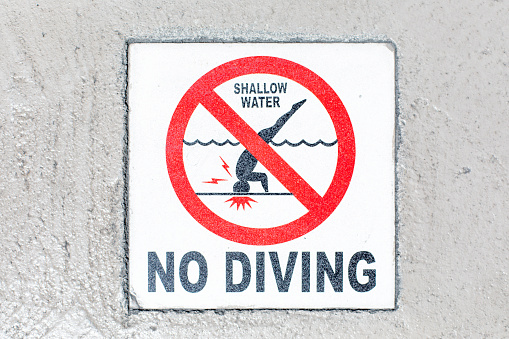 No diving sign that explains the water is shallow