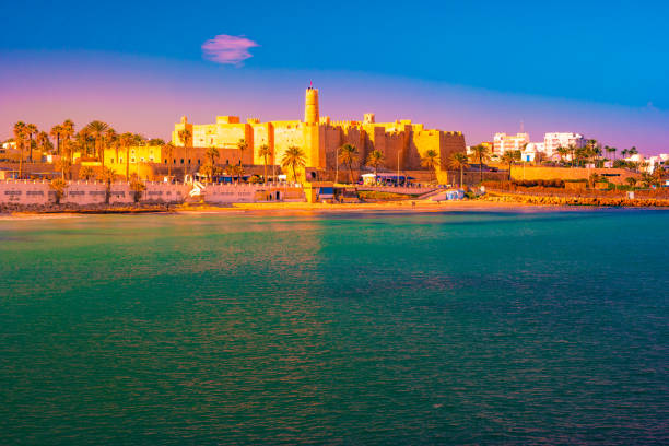 튀니지의 모나 스 티는 지중해에서 고 대 도시와 인기 있는 관광지입니다. - tunisia 뉴스 사진 이미지