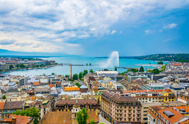 vue aérienne de genève de la cathédrale saint-pierre, suisse - lake geneva photos et images de collection