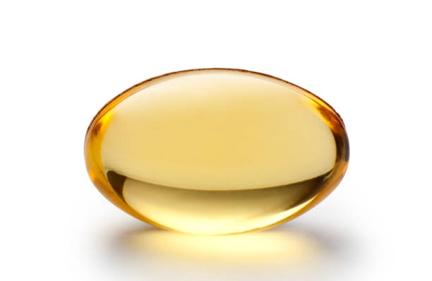 cápsula de aceite de pescado - cod liver oil capsule vitamin pill vitamin e fotografías e imágenes de stock
