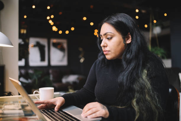 portrait d'une jeune femme terminant le travail dans son appartement du centre-ville de los angeles - native habitat photos et images de collection