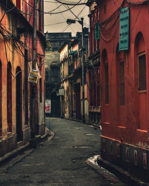 calles estrechas de kolkata - narrow alley fotografías e imágenes de stock