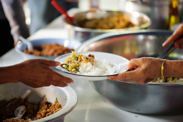 dar comida gratuita a los pobres por personas humanas - pauper fotografías e imágenes de stock