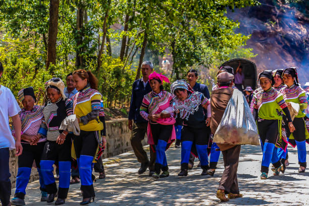 hani minority villagers returning home after a funeral procession - hani imagens e fotografias de stock