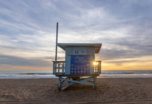 tours lifeguard-southern california beach - lifeguard santa monica beach city of los angeles beach photos et images de collection