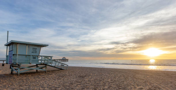 lifeguard towers - southern california beach - santa monica beach beach california wave imagens e fotografias de stock