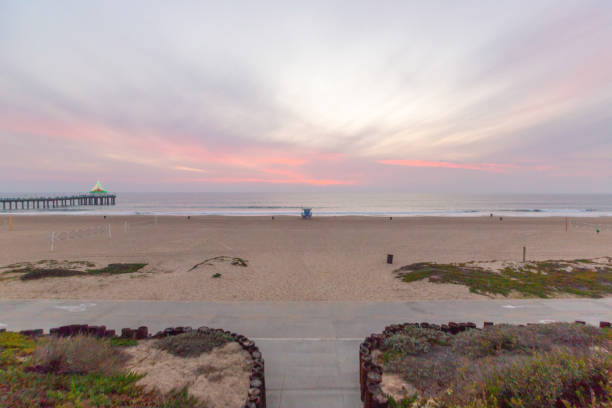lifeguard towers - southern california beach - santa monica beach beach california wave imagens e fotografias de stock