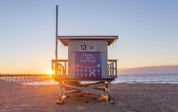 tours lifeguard-southern california beach - lifeguard santa monica beach city of los angeles beach photos et images de collection