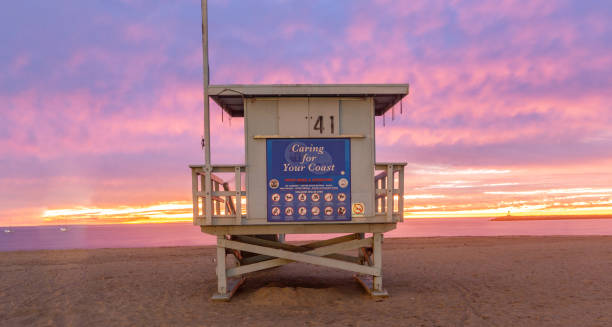 tours lifeguard-southern california beach - lifeguard santa monica beach city of los angeles beach photos et images de collection