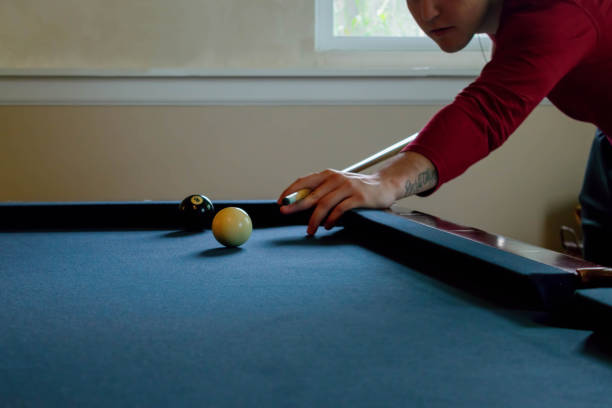 mann spielt mit billard auf dem tisch zu hause - pool game pool table aiming men stock-fotos und bilder