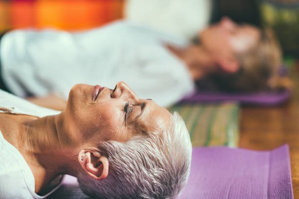 사람들을 명상 - relaxation lying on back women meditating 뉴스 사진 이미지