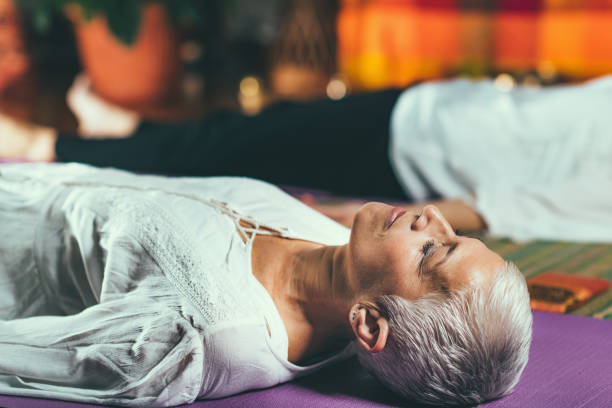 가이드 명상 - relaxation lying on back women meditating 뉴스 사진 이미지