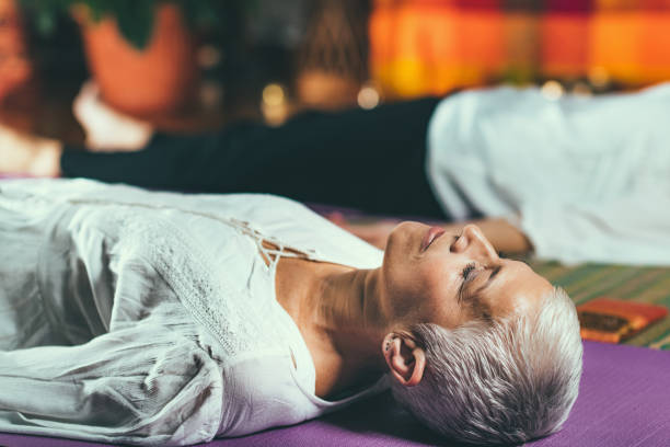 meditação guiada - relaxation lying on back women meditating - fotografias e filmes do acervo