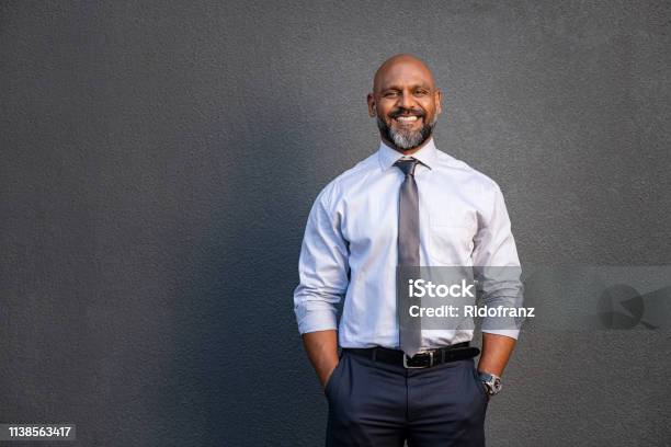 Afrikanischer Amerikanischer Geschäftsmann Lächelt Auf Grau Stockfoto und mehr Bilder von Afro-amerikanischer Herkunft