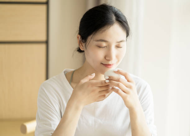istock Young Chinese women are drinking tea 1138573234