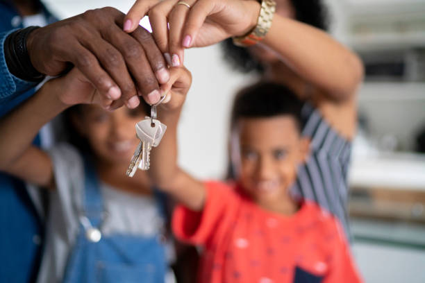 새 집의 열쇠를 들고 있는 라틴어 가족 - home finances 이미지 뉴스 사진 이미지