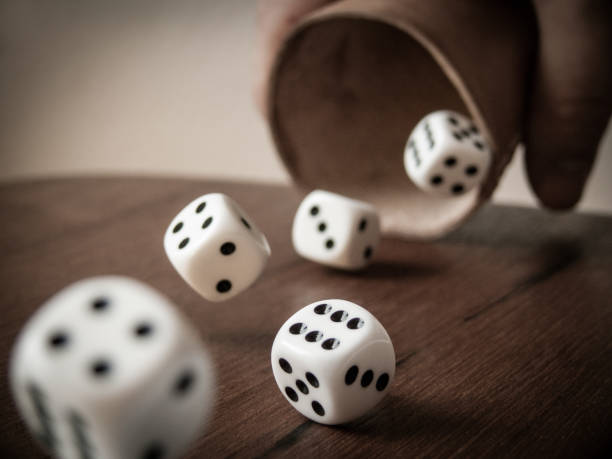 rouler vous dire - rolling dice photos et images de collection