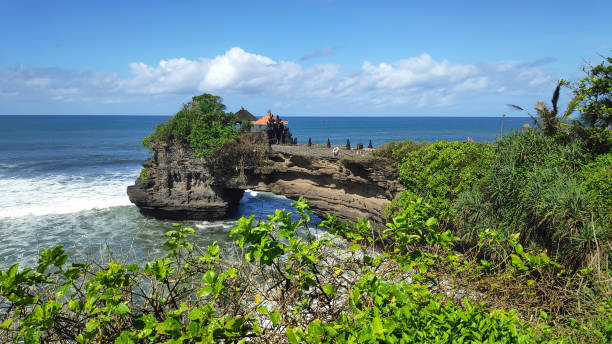 발리의 바위에 구멍이 있는 해안선의 절벽 가장자리에 위치한 푸 라 바투 보아 롱 - bali temple landscape seascape 뉴스 사진 이미지