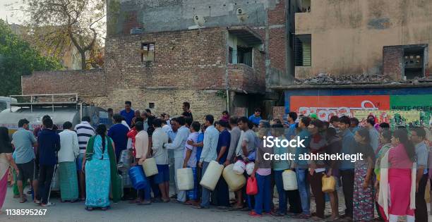 La Gente Cola Para Tomar El Agua Del Buque Cisterna Delhi Jal En La Madrugada Foto de stock y más banco de imágenes de Sequía