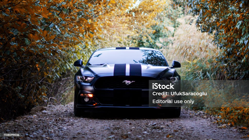 Schwarzer Cabrio mustang auf der Fahrbahn geparkt - Lizenzfrei Ford Mustang Stock-Foto