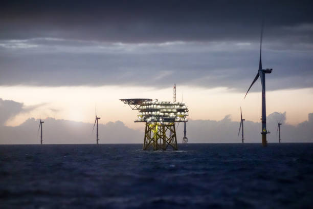 plataforma offshore-subestação e exploração agrícola de vento no por do sol - oil rig - fotografias e filmes do acervo