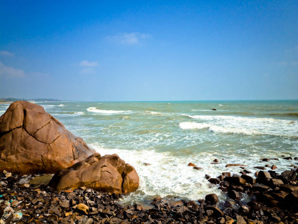The beautiful shore of Mahabalipuram, a temple town, has one of the best display rocks.