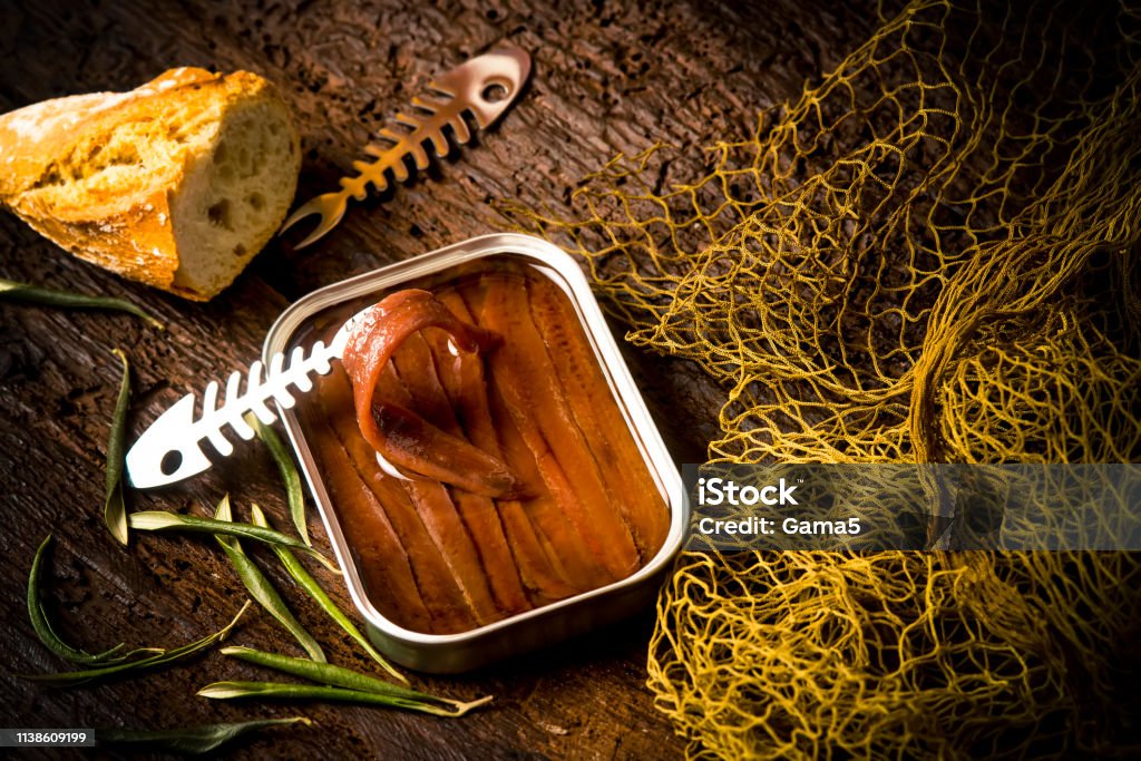 Filetes de anchoa salados en lata de aceite de oliva pueden - Foto de stock de Anchoa libre de derechos