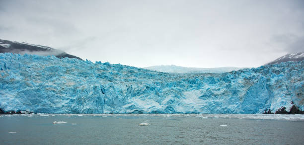 szczegóły dla lodowej ściany lodowca aialik. topnienie lodowców. globalne ocieplenie. krajobraz, pejzaż morski, portret, sztuka piękna. w parku narodowym kenai fjords (seward), alaska . 28 lipca 2018 r. - alaska cruise iceberg water zdjęcia i obrazy z banku zdjęć
