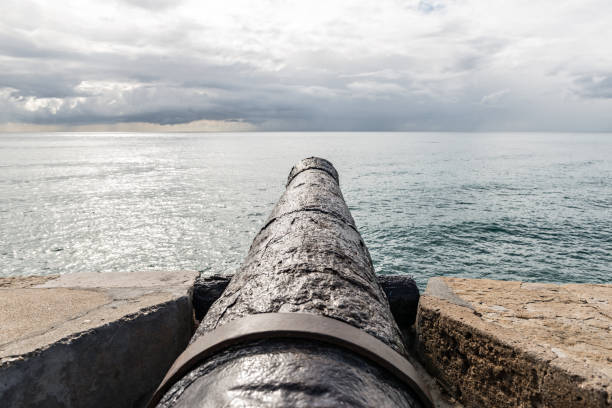General view of a cannon pointing to the sea