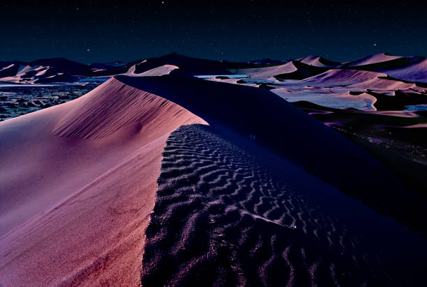 밤에는 오렌지 모래 언덕과 별이 빛나는 하늘이 있는 나 미 브의 사막 - desert landscape morocco sand dune 뉴스 사진 이미지