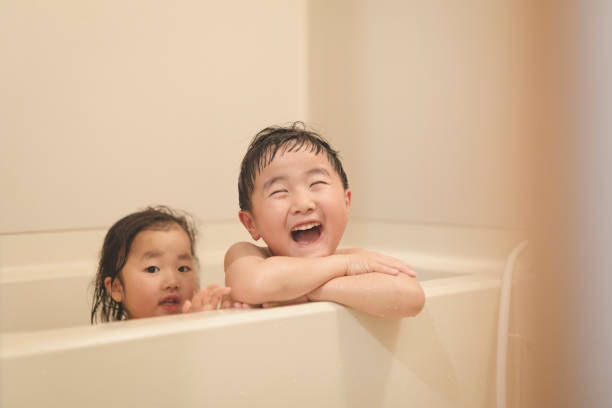 アジアの兄弟は入浴時間を楽しんで - 風呂に入る ストックフォトと画像