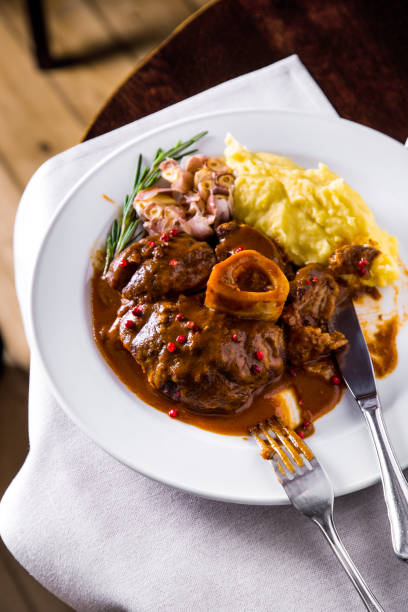 ossobuco com hummus - veal meat osso buco beef stew - fotografias e filmes do acervo