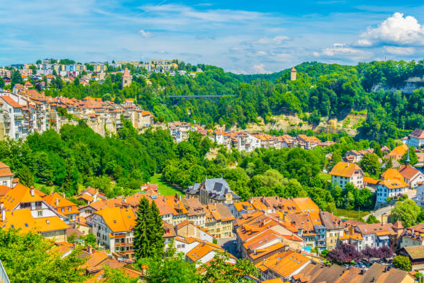 вид с воздуха на старый город фрибург, швейцария - fribourg canton built structure switzerland architectural styles стоковые фото и изображения