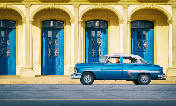 vintage niebieski oldtimer samochód jazdy przez starą hawanę kuba - cuba cuban culture car collectors car zdjęcia i obrazy z banku zdjęć