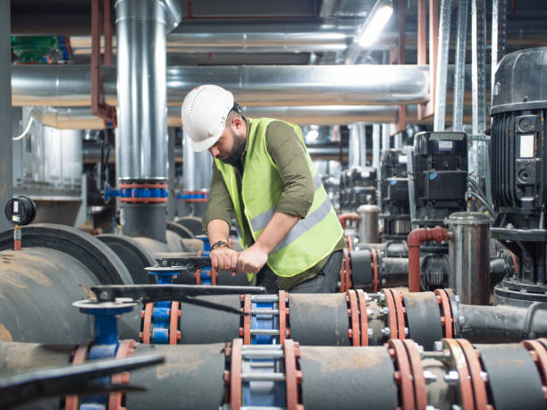 공장 또는 유틸리티에서 밸브 작업 엔지니어 - valve natural gas gas pipe gas 뉴스 사진 이미지