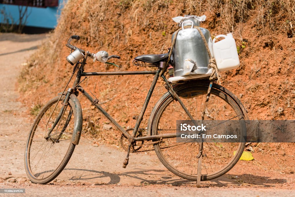 Giao sữa bằng xe đạp là một hình thức thú vị và tiện lợi để chuyển hàng trong thành phố. Bạn có thể thấy những chiếc xe đạp giao sữa sử dụng đủ các hình thức vận chuyển khác nhau và nhiều phụ kiện tiện lợi. Hãy xem hình ảnh để biết thêm thông tin về cách giao sữa bằng xe đạp.