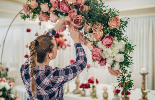 kobieta robi dekorację ślubną - florist zdjęcia i obrazy z banku zdjęć