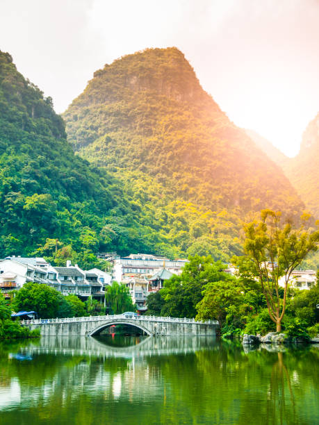 piccolo ponte sull'acqua e cime verdi a yangshuo, provincia del guangxi, cina - bridge beauty in nature travel destinations yangshuo foto e immagini stock