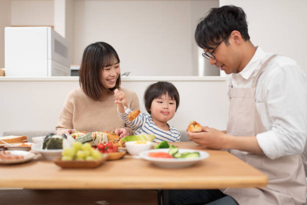 famille mangeant le déjeuner à la maison - asian meal photos et images de collection