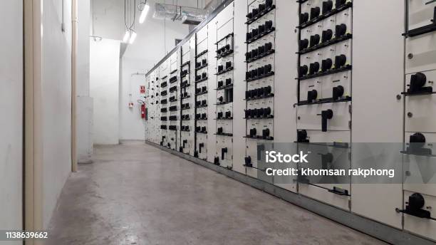 제어 캐비닛 제어 및 전원 분배기 잠금 태그 아웃의 전기 부품 및 액세서리 산업에 대한 스톡 사진 및 기타 이미지 - 산업, 가리기, 건설 기계류