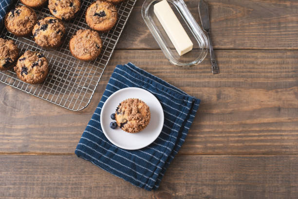 나무로 되는 테이블 및 파란 부엌 수건에 집에서 만든 블루베리 머핀 - muffin blueberry muffin blueberry butter 뉴스 사진 이미지