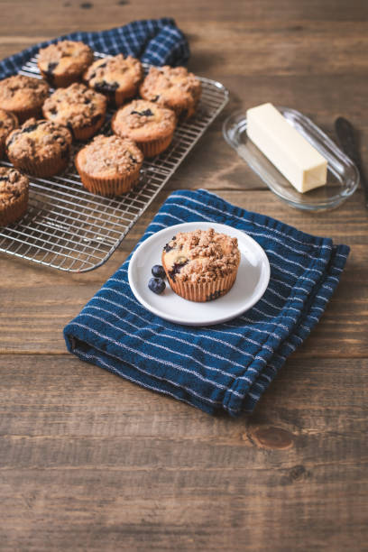 나무로 되는 테이블 및 파란 부엌 수건에 집에서 만든 블루베리 머핀 - muffin blueberry muffin blueberry butter 뉴스 사진 이미지