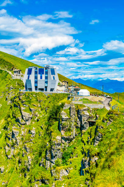 budynek zaprojektowany przez mario botta na szczycie monte generoso, szwajcaria - ticino canton obrazy zdjęcia i obrazy z banku zdjęć