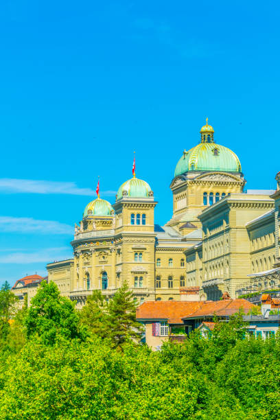 bundeshaus en berna, detrás de fürstenfeldbrücke, suiza - berne berne canton roof cityscape fotografías e imágenes de stock