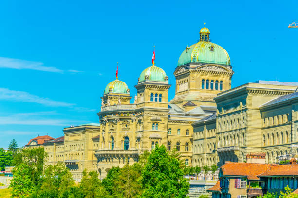 bundeshaus en berna, detrás de fürstenfeldbrücke, suiza - berne berne canton roof cityscape fotografías e imágenes de stock